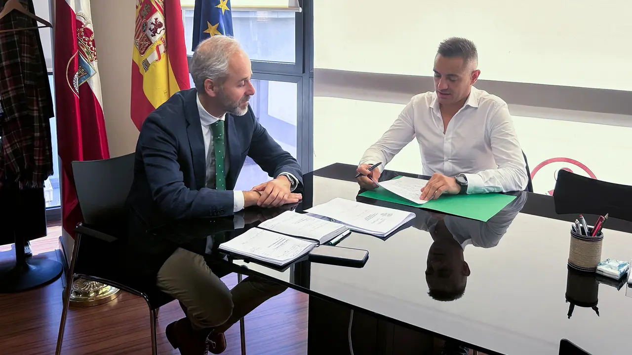 Reuni&oacute;n entre el consejero de Educaci&oacute;n y el alcalde de San Pedro del Romeral. / Alerta