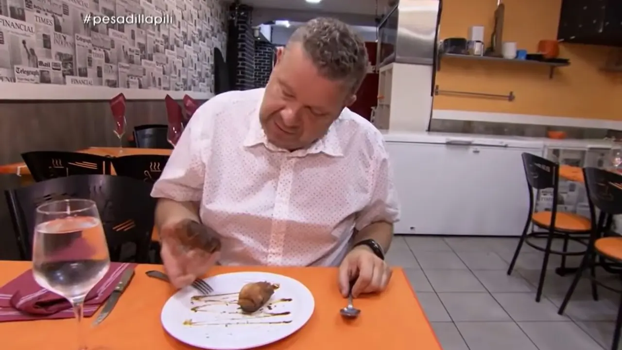 Chicote prueba la comida de Casa Pili. / X