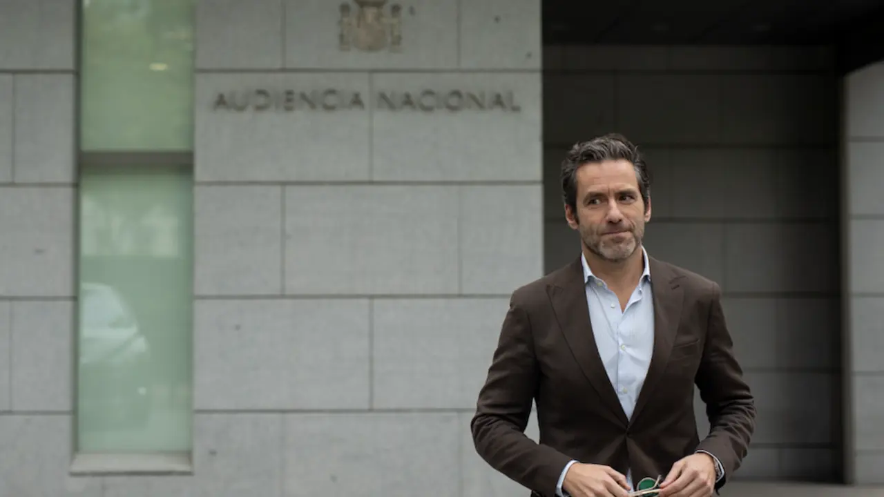 El vicesecretario de Cultura y portavoz del PP, Borja S&eacute;mper, ofrece declaraciones a los medios de comunicaci&oacute;n en la Audiencia Nacional el d&iacute;a en el que el PP presenta una querella contra el PSOE, a 14 de octubre de 2024, en Madrid (Espa&ntilde;a). La querella presentada por el PP en el juzgado n&uacute;mero 5 contra el PSOE es por su presunta financiaci&oacute;n ilegal, cohecho y tr&aacute;fico de influencias por las &uacute;ltimas &ldquo;revelaciones&rdquo; conocidas sobre el caso Koldo.
Fecha: 14/10/2024. leer menos

Firma: Alejandro Mart&iacute;nez V&eacute;lez / Europa Press