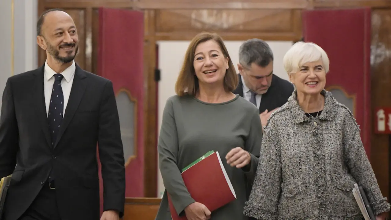 El vicepresidente primero del Congreso, Alfonso Rodr&iacute;guez G&oacute;mez de Celis; la presidenta del Congreso, Francina Armengol y la secretaria segunda del Congreso, Isaura Leal, a su llegada a la Mesa del Congreso de los Diputados, a 15 de octubre de 2024, en Madrid (Espa&ntilde;a). Fernando S&aacute;nchez / Europa Press
