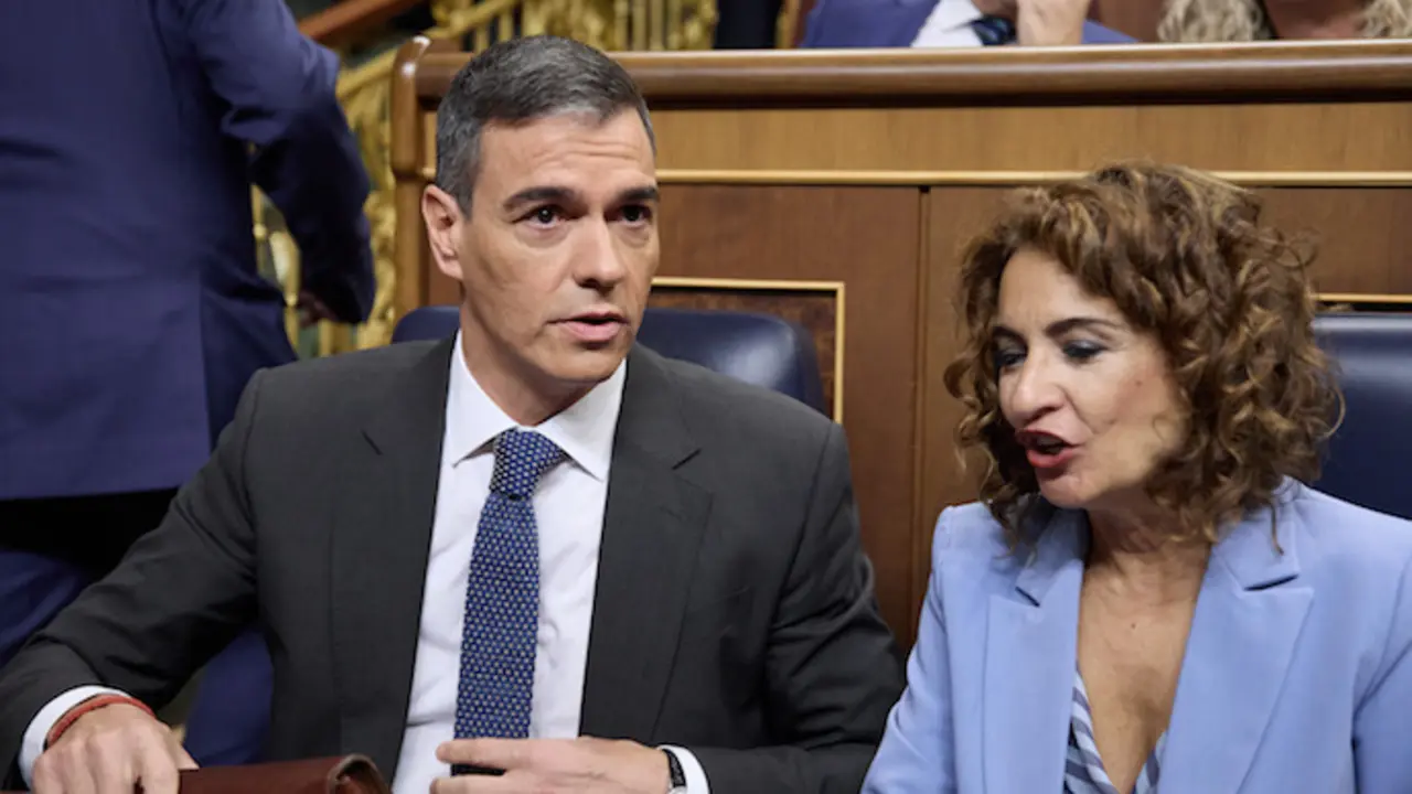 El presidente del Gobierno, Pedro S&aacute;nchez y la vicepresidenta primera y ministra de Hacienda, Mar&iacute;a Jes&uacute;s Montero. / EP