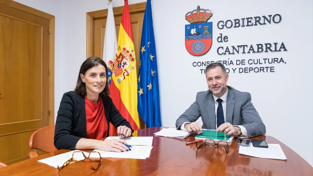 El consejero de Cultura, Turismo y Deporte, Luis Mart&iacute;nez Abad, se re&uacute;ne con la alcaldesa de Santander, Gema Igual. / Alerta