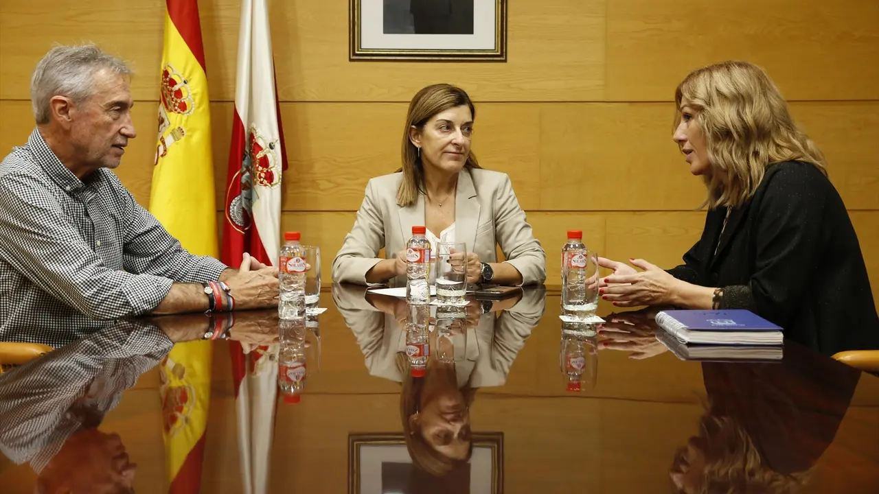 La presidenta de Cantabria, Mar&iacute;a Jos&eacute; S&aacute;enz de Buruaga, recibe a la alcaldesa de Polanco, Rosa D&iacute;az. / Alerta