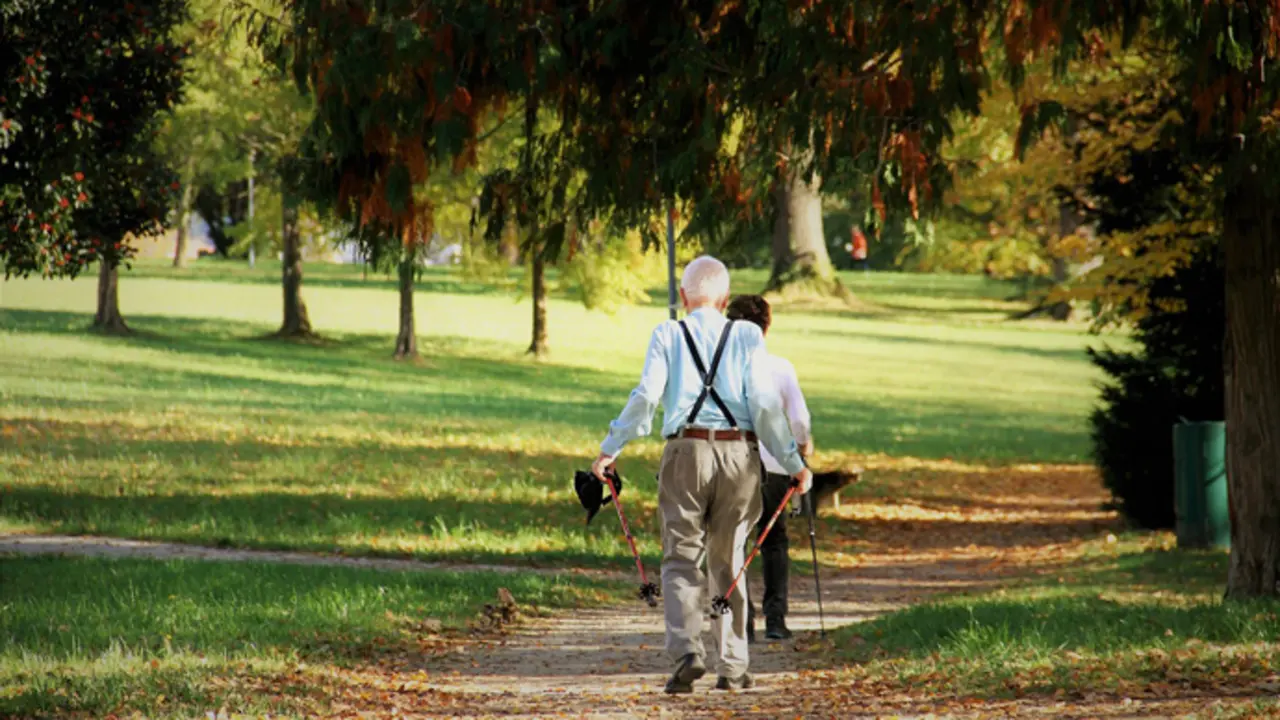 Dos personas jubiladas dando un paseo. / A.E