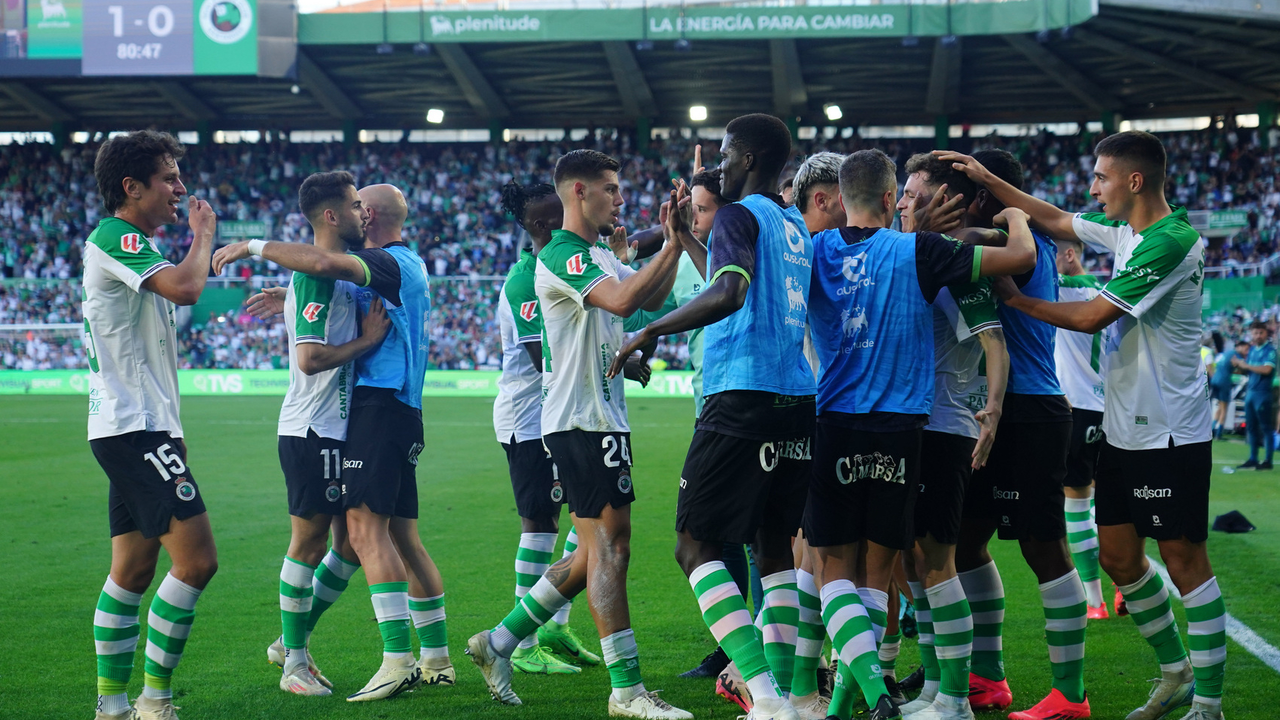 Los jugadores del Racing celebran el gol de &Iacute;&ntilde;igo Vicente en El Sardinero la semana pasada. / RRC