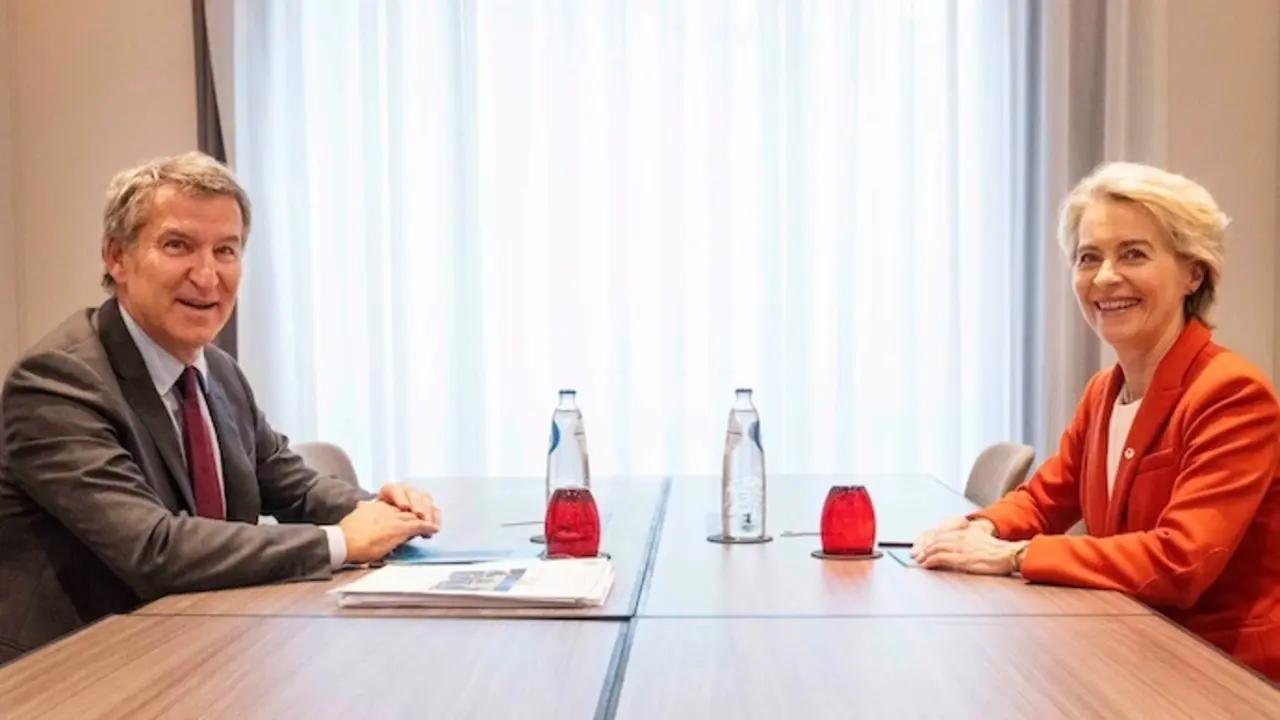 El l&iacute;der del PP, Alberto N&uacute;&ntilde;ez Feij&oacute;o, se re&uacute;ne con la presidenta de la Comisi&oacute;n Europea, Ursula von der Leyen. / EP