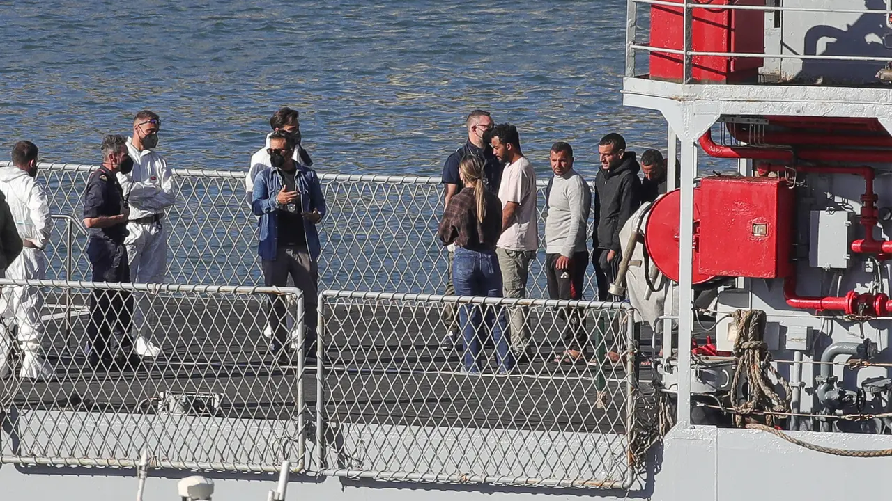 Los migrantes durante su traslado a Albania. / Armando Babani