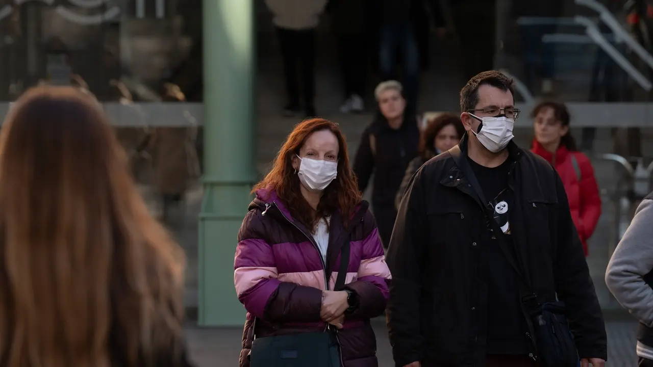 Varias personas con mascarillas a las afueras de un hospital. / David Zorrakino