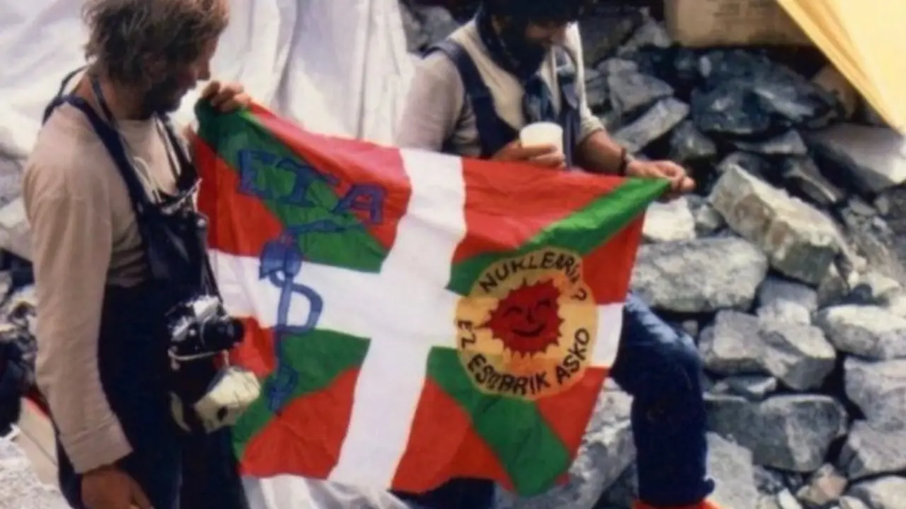 Un equipo de alpinistas polacos bajan del Everest la bandera dejada en la cima por Mart&iacute;n Zabaleta. / Red Social X