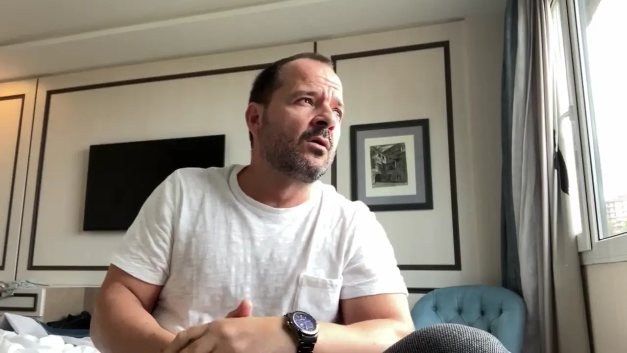 Angel Mart&iacute;n durante su video en redes sociales explicando lo sucedido. / Red X