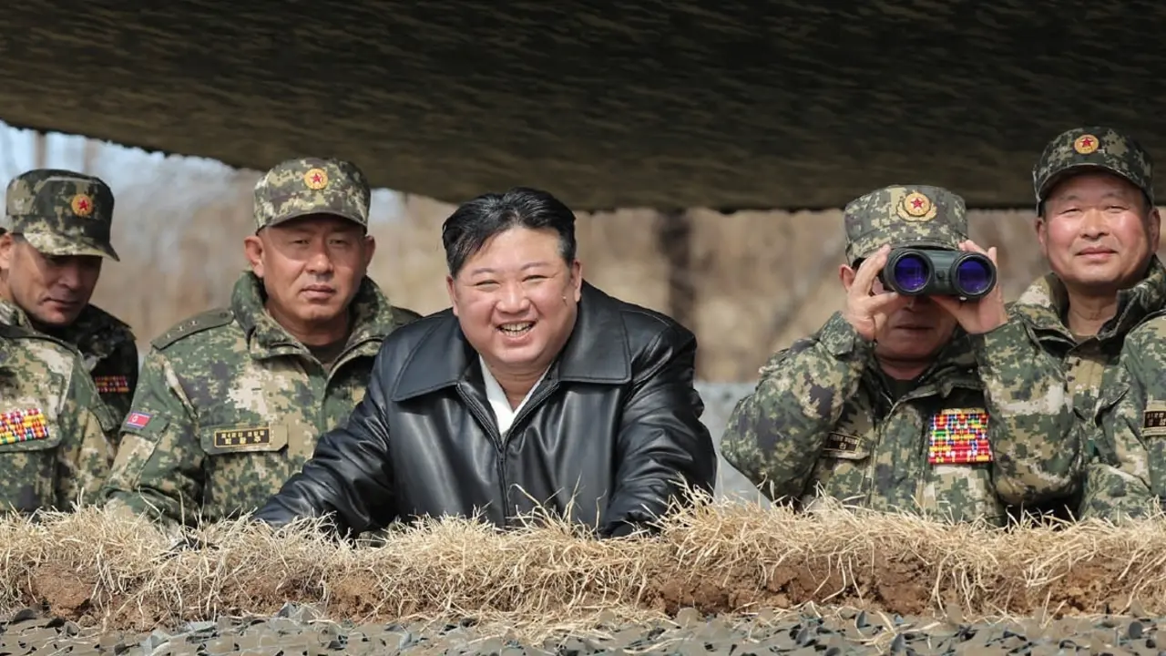 El l&iacute;der de Corea del Norte, Kim Jong Un, junto a varios militares. / Archivo