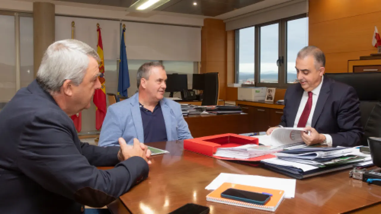 El Consejero Roberto Media se reuni&oacute; con el alcalde de Liendo, Juan Alberto Rozas. / Alerta