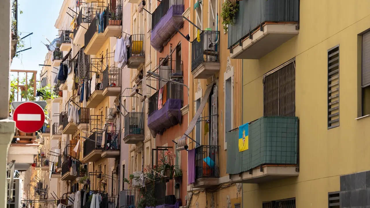 Fachada de un edificio de viviendas en Barcelona. / David Zorrakino