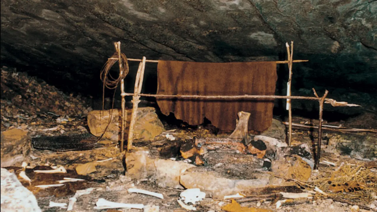 Interior de la cueva de Sope&ntilde;a. / C.I.