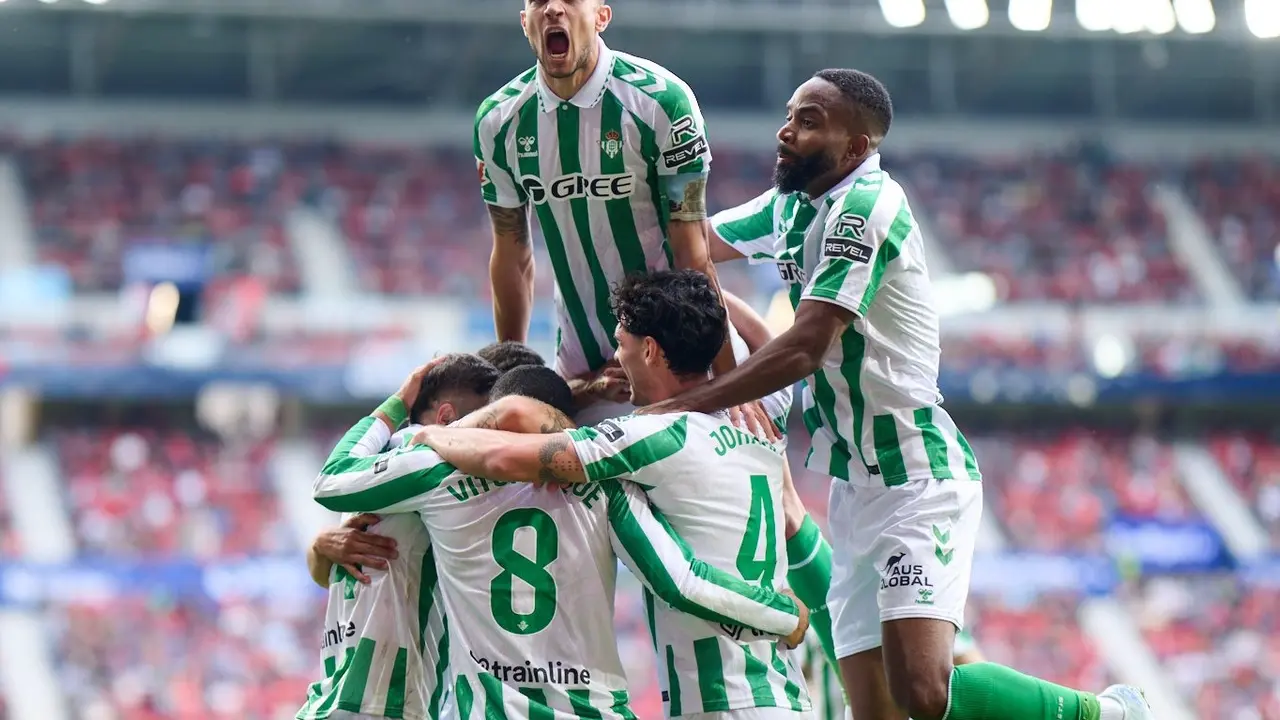 Los jugadores del Betis celebran uno de los goles del partido. / Red X