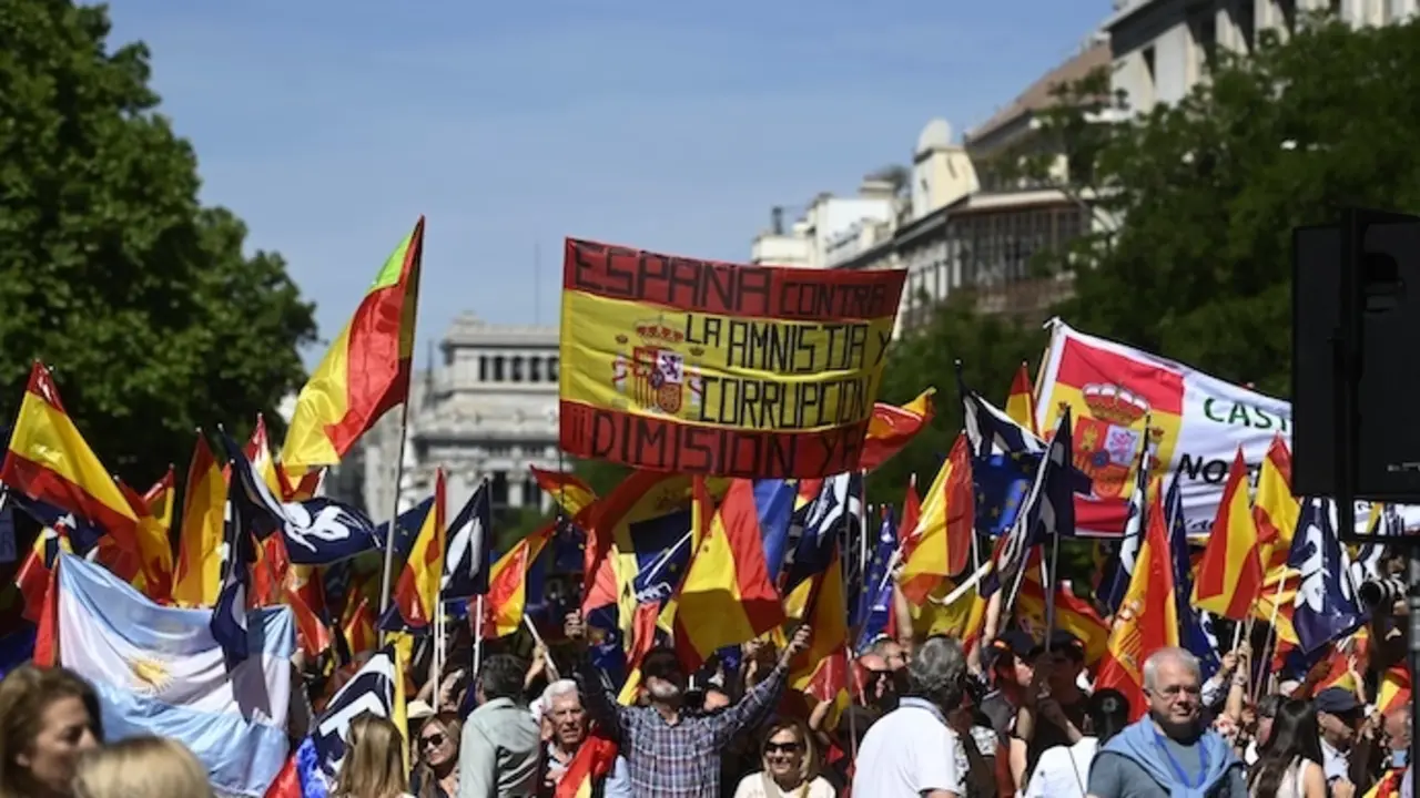 (Foto de ARCHIVO)
Decenas de personas durante una manifestaci&oacute;n del PP, en la Puerta de Alcal&aacute;, a 26 de mayo de 2024, en Madrid (Espa&ntilde;a). El Partido Popular ha elegido la Puerta de Alcal&aacute; para la manifestaci&oacute;n de hoy contra la ley de amnist&iacute;a y contra el Ejecutivo de Pedro S&aacute;nchez. El PP ha llamado tambi&eacute;n a la movilizaci&oacute;n de los alcaldes en las elecciones europeas y ha contado con las estructuras org&aacute;nicas de los diferentes territorios para fletar autobuses con destino a Madrid.

Alberto Ortega / Europa Press
26 MAYO 2024;MANIFESTACI&Oacute;N;PP;PARTIDO POPULAR;DERECHA;S&Aacute;NCHEZ;AMNIST&Iacute;A;GOBIERNO;PSOE
26/5/2024