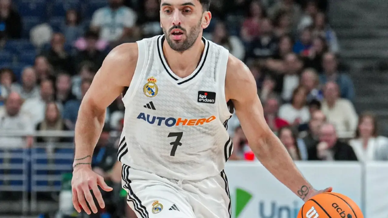 Facundo Campazzo controla un bal&oacute;n ante el Girona. / RMBaloncesto