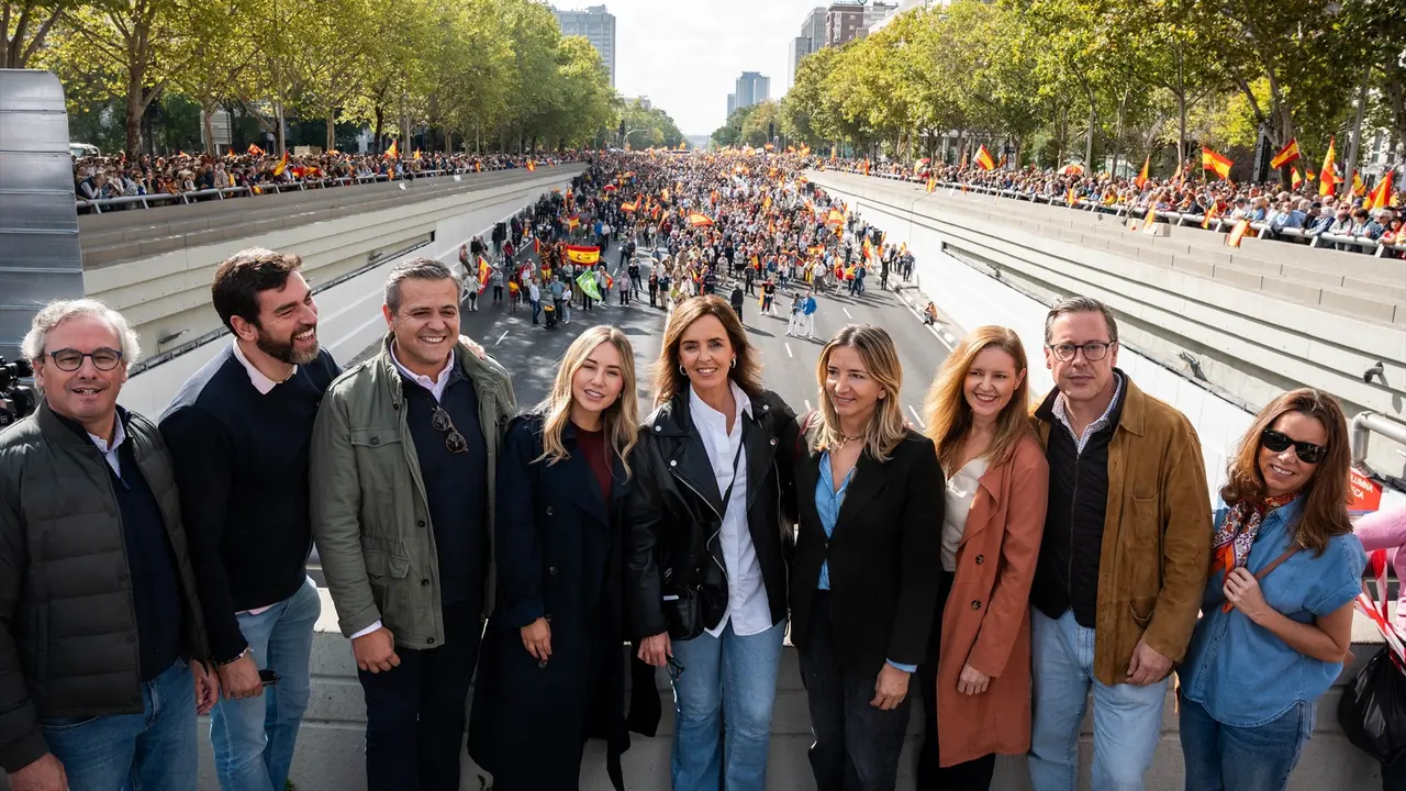 La vicesecretaria de Organizaci&oacute;n del PP, Carmen F&uacute;nez (c), la consejera de Familia, Juventud y Asuntos Sociales, Ana D&aacute;vila (3d), y el secretario general del PP de Madrid, Alfonso Serrano (2d), durante una concentraci&oacute;n para pedir elecciones generales, en la Plaza de Castilla. /  Matias Chiofalo