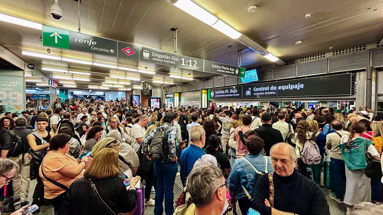 Cientos de personas en la estaci&oacute;n de Atocha. / Carlos Luj&aacute;n