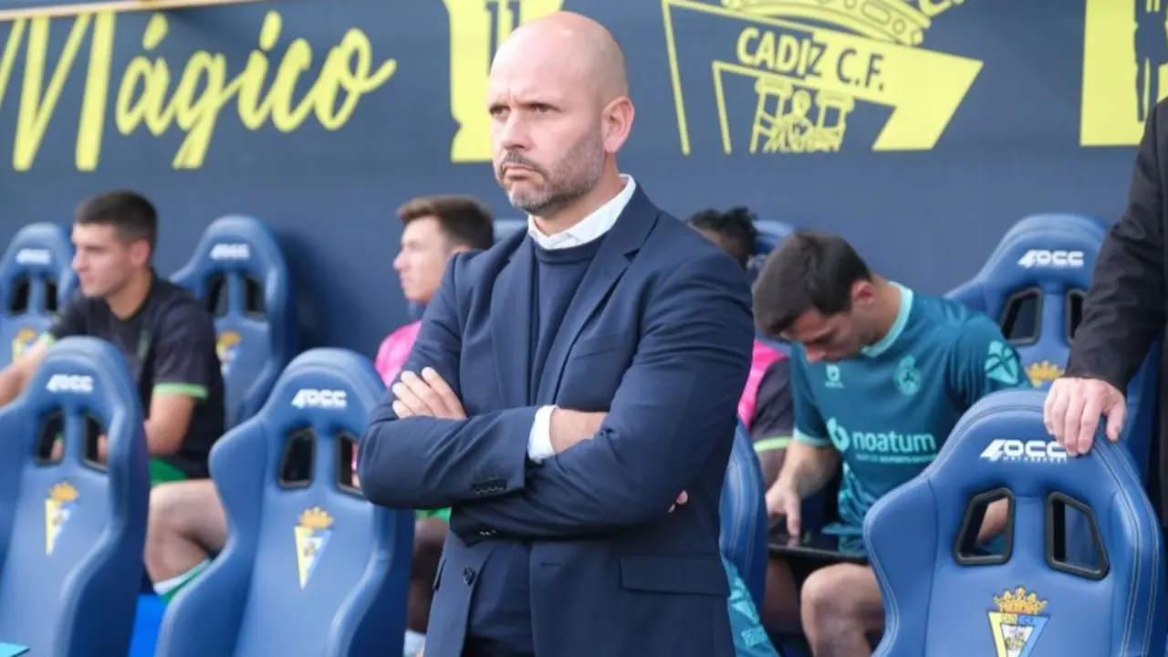 Jos&eacute; Alberto, con gesto serio, en uno de los momentos del partido ante el C&aacute;diz. / L.H.