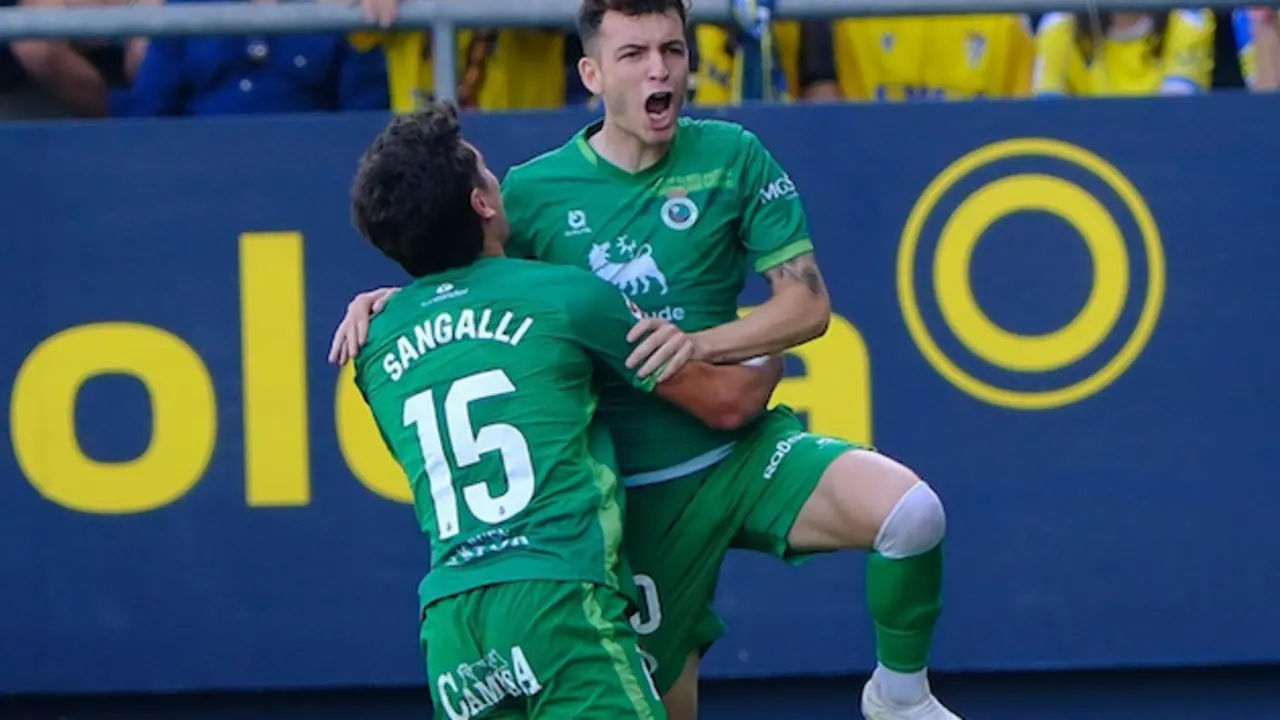 Vicente y Sangalli celebran el gol de ayer de Arana ante el C&aacute;diz. / L.H.