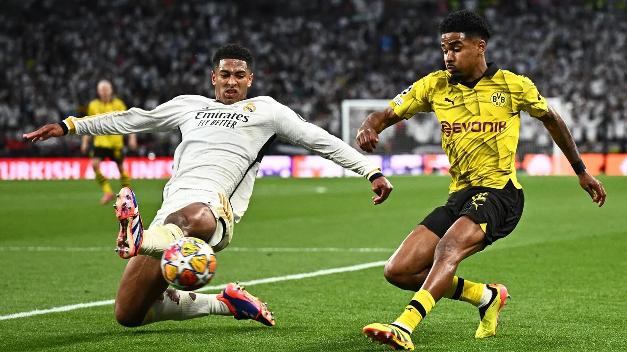 Jude Bellingham e Ian Maatsen durante el partido de Champions entre Real Madrid y Borussia. / Tom Weller