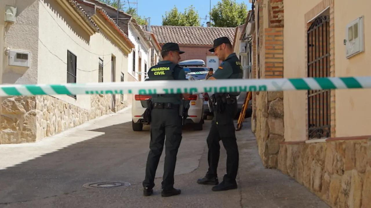 Agentes de la Guardia Civil en el lugar donde se han producido los hechos, a 17 de agosto de 2024, en Otero, Toledo, Castilla-La Mancha (Espa&ntilde;a). Un hombre ha sido detenido por matar a tiros a la hija de su pareja, menor de edad y cerca de los 17 a&ntilde;os, y herir gravemente a la madre de esta, de 36 a&ntilde;os, en la localidad toledana de Otero. Fuentes del Servicio de Atenci&oacute;n y Coordinaci&oacute;n de Urgencias y Emergencias 112 de Castilla-La Mancha han recibido la llamada de aviso a las 7.00 horas de hoy. La mujer, que ha resultado herida muy grave, ha sido estabilizada por m&eacute;dico de urgencias y UVI de urgencias, y ha sido trasladada al Hospital 12 de Octubre de Madrid en un helic&oacute;ptero medicalizado del Sescam. En el operativo tambi&eacute;n ha participado la Guardia Civil.
Fecha: 17/08/2024. leer menos

Foto de archivo