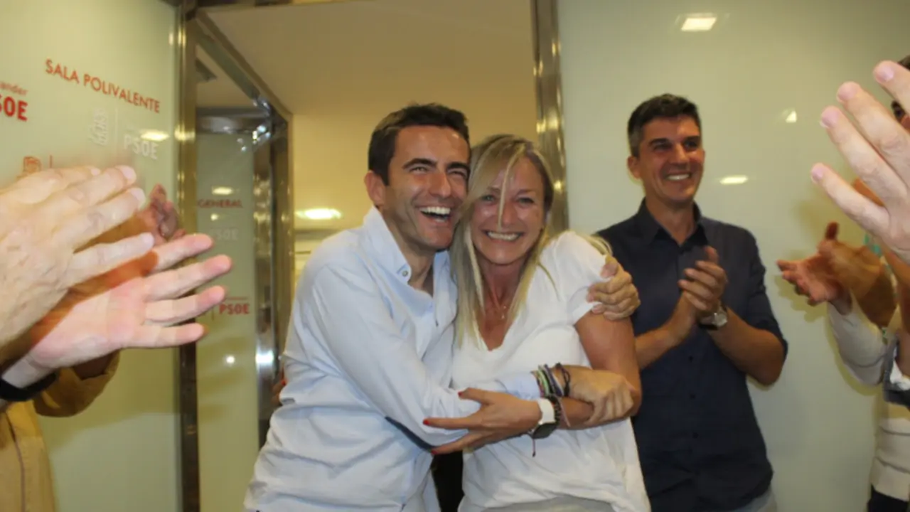 Pedro Casares besa a Susana Herr&aacute;n tras conocer los resultados. / X