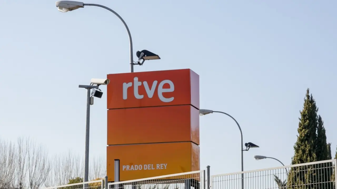 El logotipo de Radio Televisi&oacute;n Espa&ntilde;ola en la sede de Prado del Rey, Madrid. / EP / Archivo