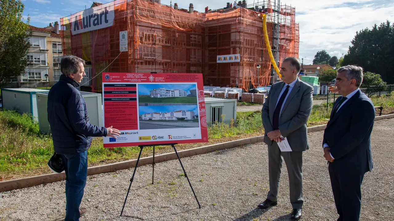 Media visita las obras de rehabilitaci&oacute;n energ&eacute;tica de la urbanizaci&oacute;n Las
Arenas en la Playa de Marz&aacute;n. / Miguel De la Parra