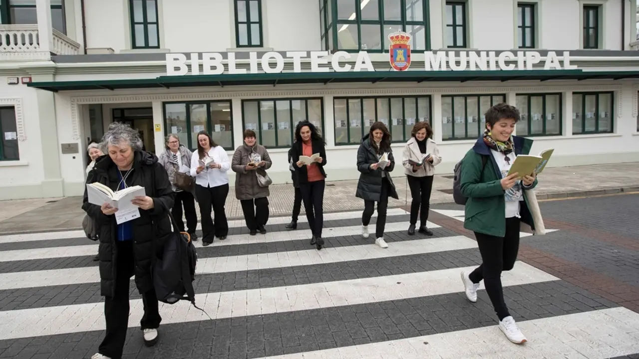 Varias personas participan en una actividad de la biblioteca de Camargo. / Alerta