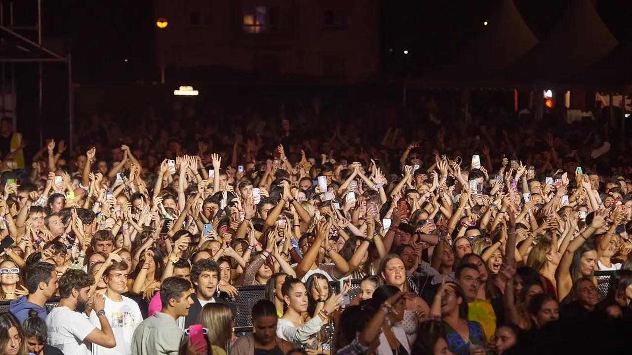 Decenas de personas durante un concierto en Torrelavega. / Alerta