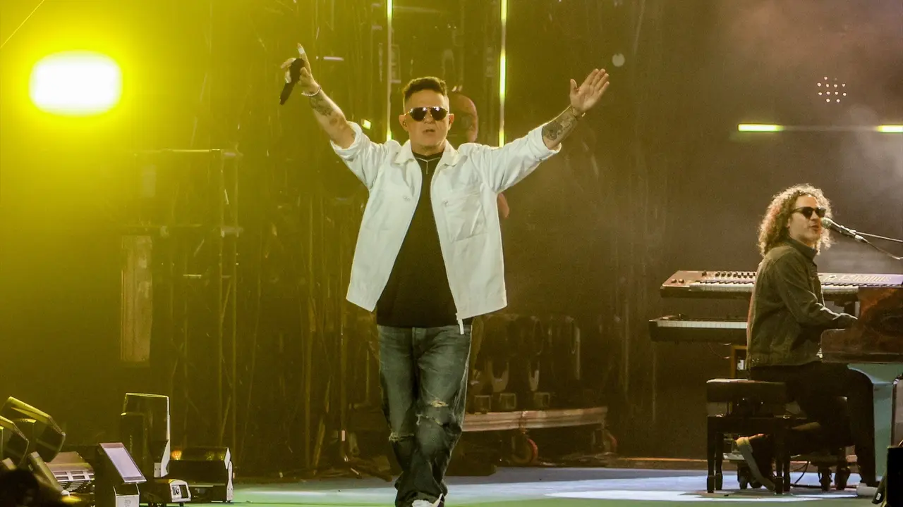 El cantante Alejandro Sanz act&uacute;a durante el concierto en el Estadio Santiago Bernab&eacute;u. / Ricardo Rubio