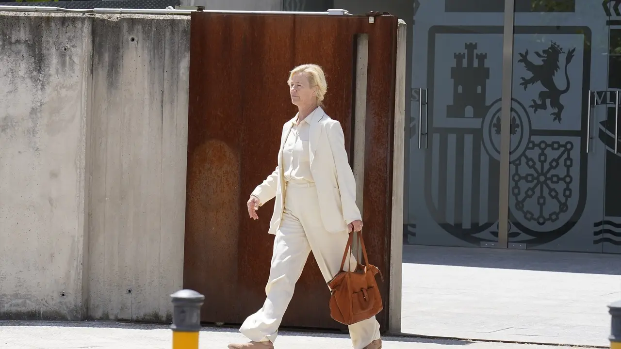 Ana Duato sale de la Audiencia de San Fernando de Henares. / &Aacute;ngel D&iacute;az Bri&ntilde;as