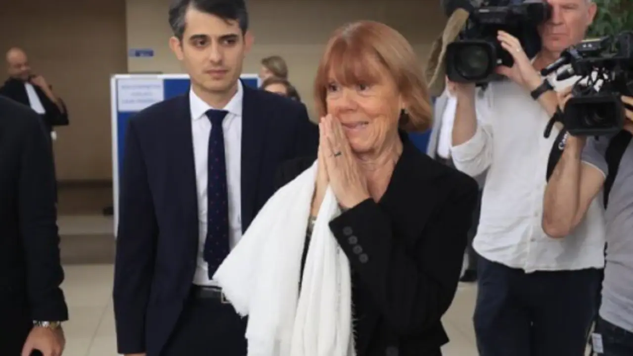 Gis&egrave;le Pelicot, a la salida del juicio emocionada por el cari&ntilde;o de la gente. / Red X