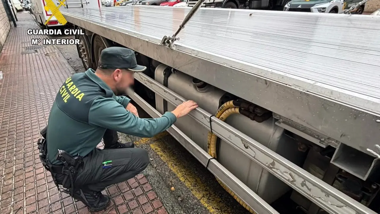 La Guardia Civil ha detenido a un hombre por sustraer 1.200 litros de gasoil de seis camiones estacionados en Cartes. / GC