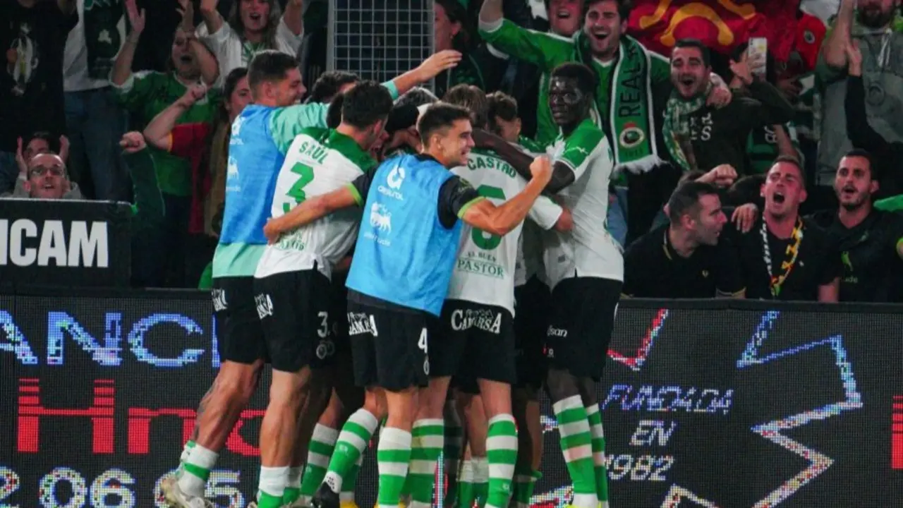 Los jugadores del Racing celebran el gol de Ekain. / L.H.