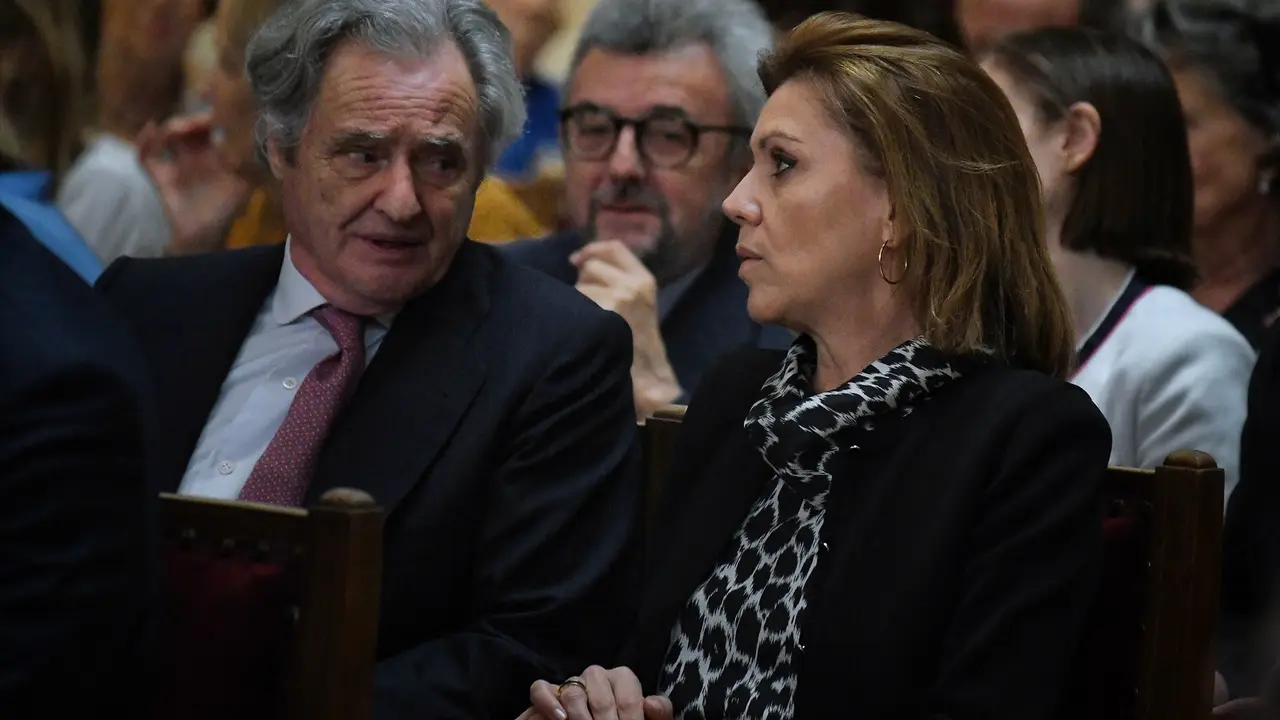 La exsecretaria general del PP Mar&iacute;a Dolores de Cospedal (d) y su marido, Ignacio L&oacute;pez del Hierro (i). / Fernando S&aacute;nchez