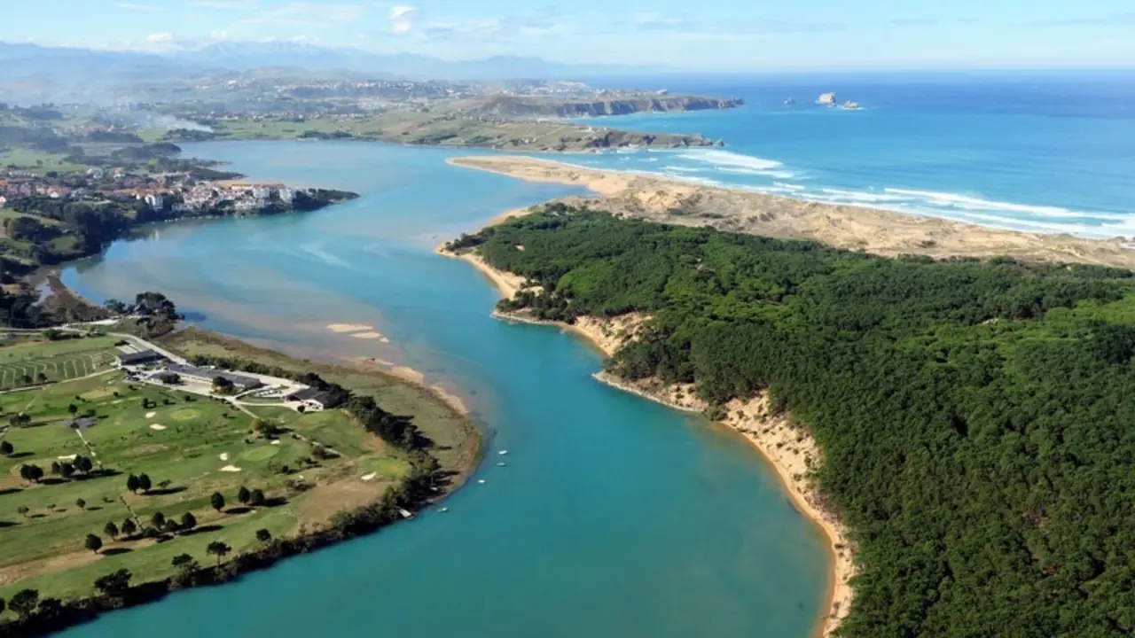 Vista del Parque Natural de las Dunas de Liencres y Costa Quebrada. / Alerta