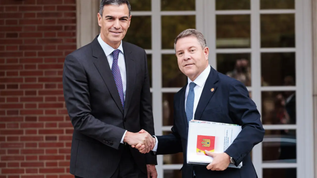 El presidente del Gobierno, Pedro S&aacute;nchez (i), durante su reuni&oacute;n con el presidente de Castilla-La Mancha, Emiliano Garc&iacute;a-Page (d). / Archivo / EP