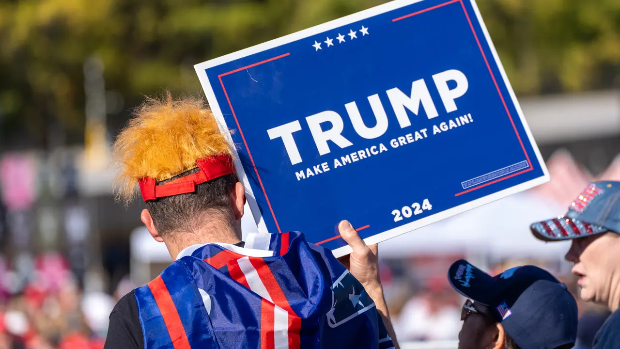 Un cartel a favor de la candidatura de Donald Trump, durante un acto. /  Jen Golbeck