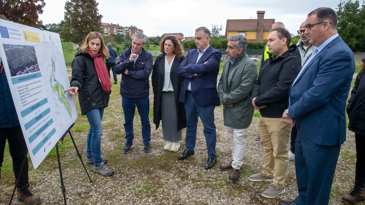 El consejero de Fomento, Vivienda, Ordenaci&oacute;n del Territorio y Medio Ambiente,
Roberto Media, visita el inicio de los trabajos de recuperaci&oacute;n ambiental de la ladera de Suances / Miguel De la Parra