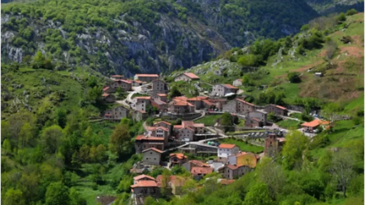 La gente disfruta de la calidad de vida de los pueblos de Cantabria. / A.S.