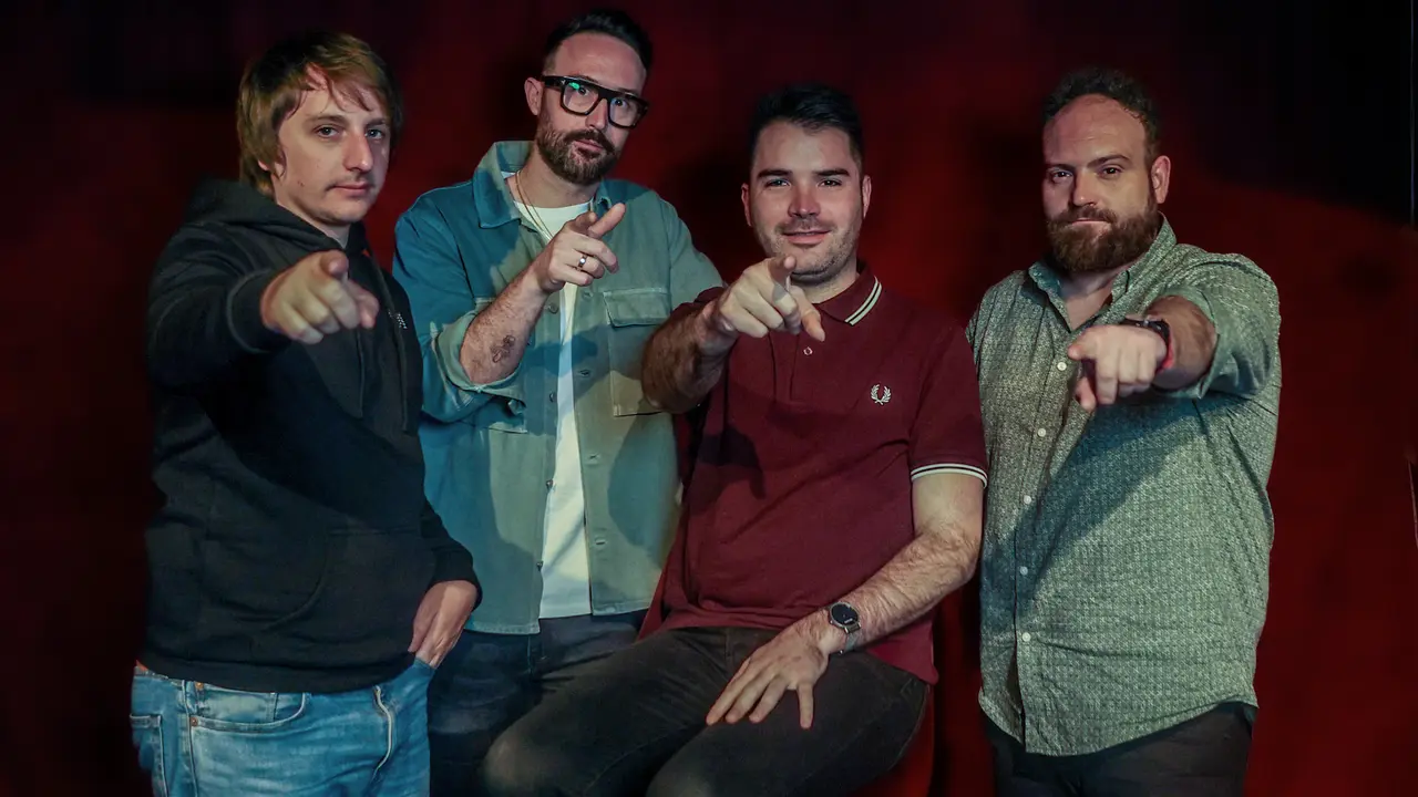 El grupo Supersubmarina posa en el Teatro Pav&oacute;n. / Ricardo Rubio
