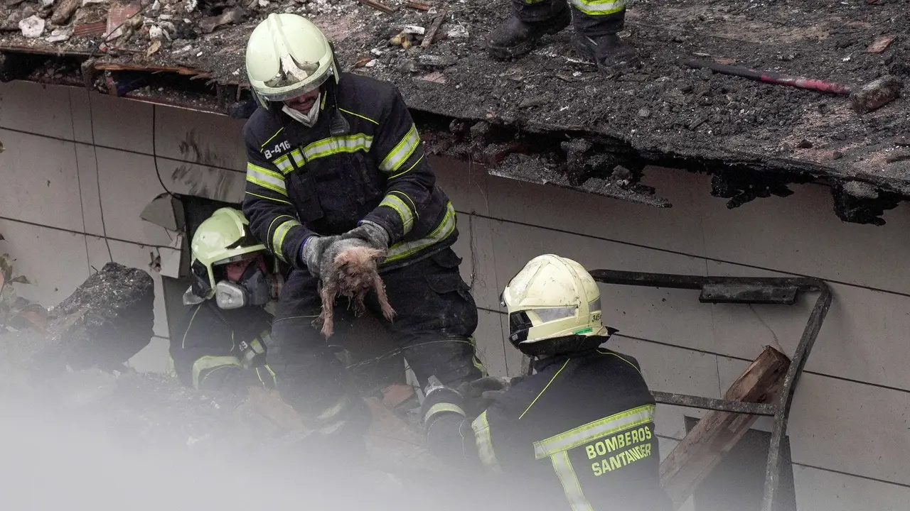 Agentes del equipo de bomberos trabaja en el edificio derrumbado, a 26 de octubre de 2024, en Santander, Cantabria. / NACHO CUBERO