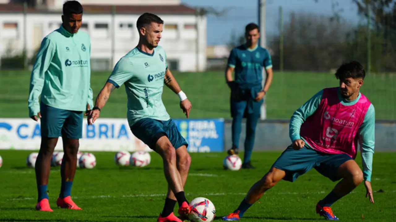 El Racing durante un entrenamiento en el Nando Yosu. / RRC