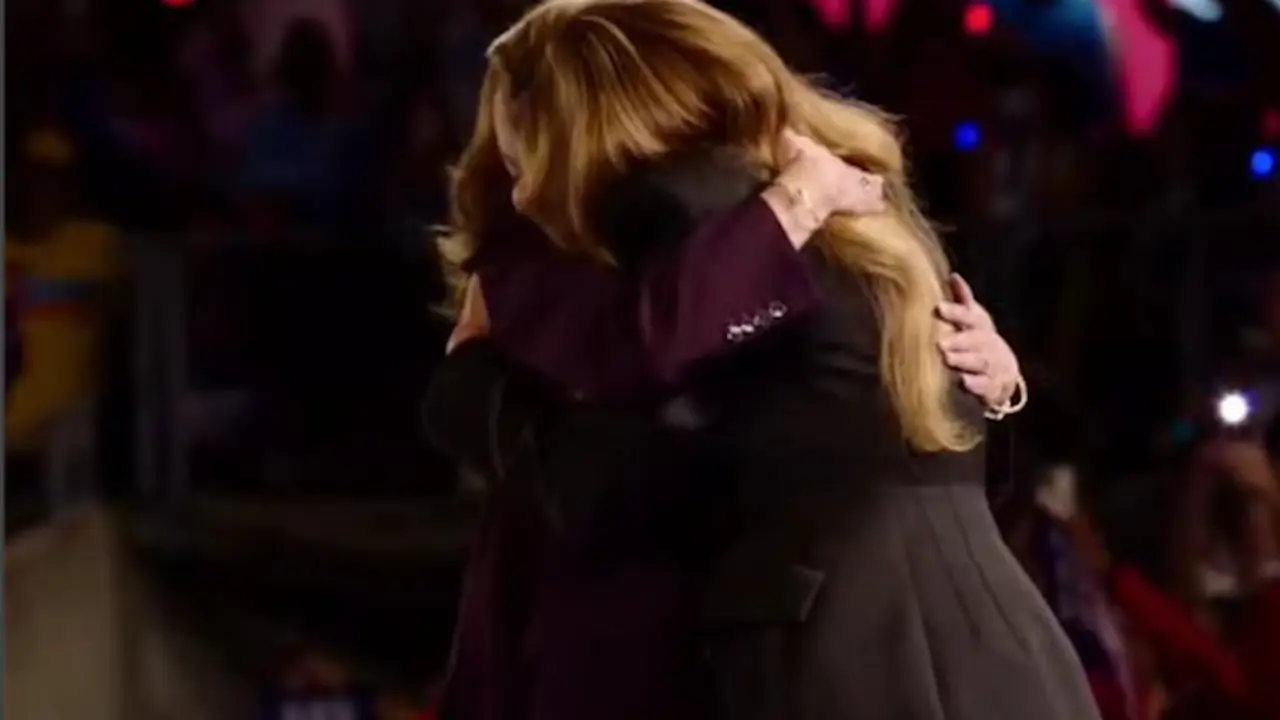 Beyonce y Kamala en medio de un abrazo. / Red X