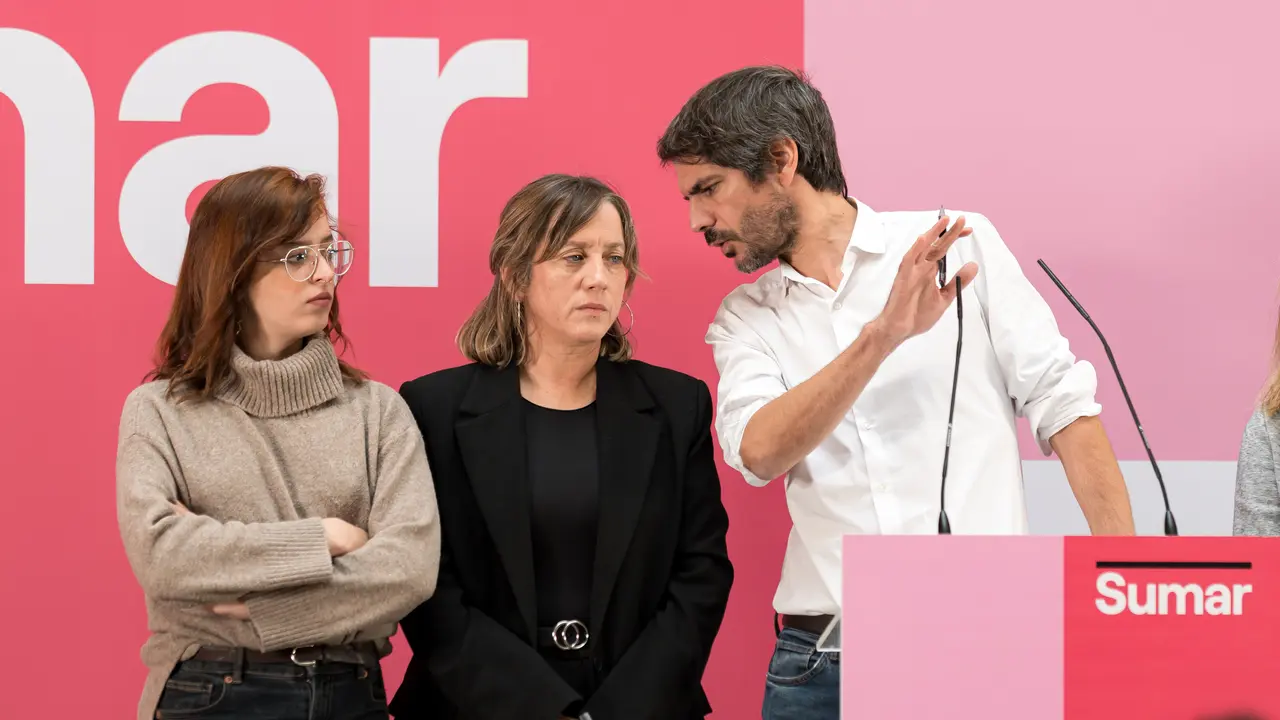 (I-D) La secretaria de Comunicaci&oacute;n de Sumar, Elizabeth Duval; la secretaria de Feminismos de Sumar, Amanda Andrades, yel portavoz de Sumar, Ernest Urtasun, durante la rueda de prensa. / Diego Radam&eacute;s
