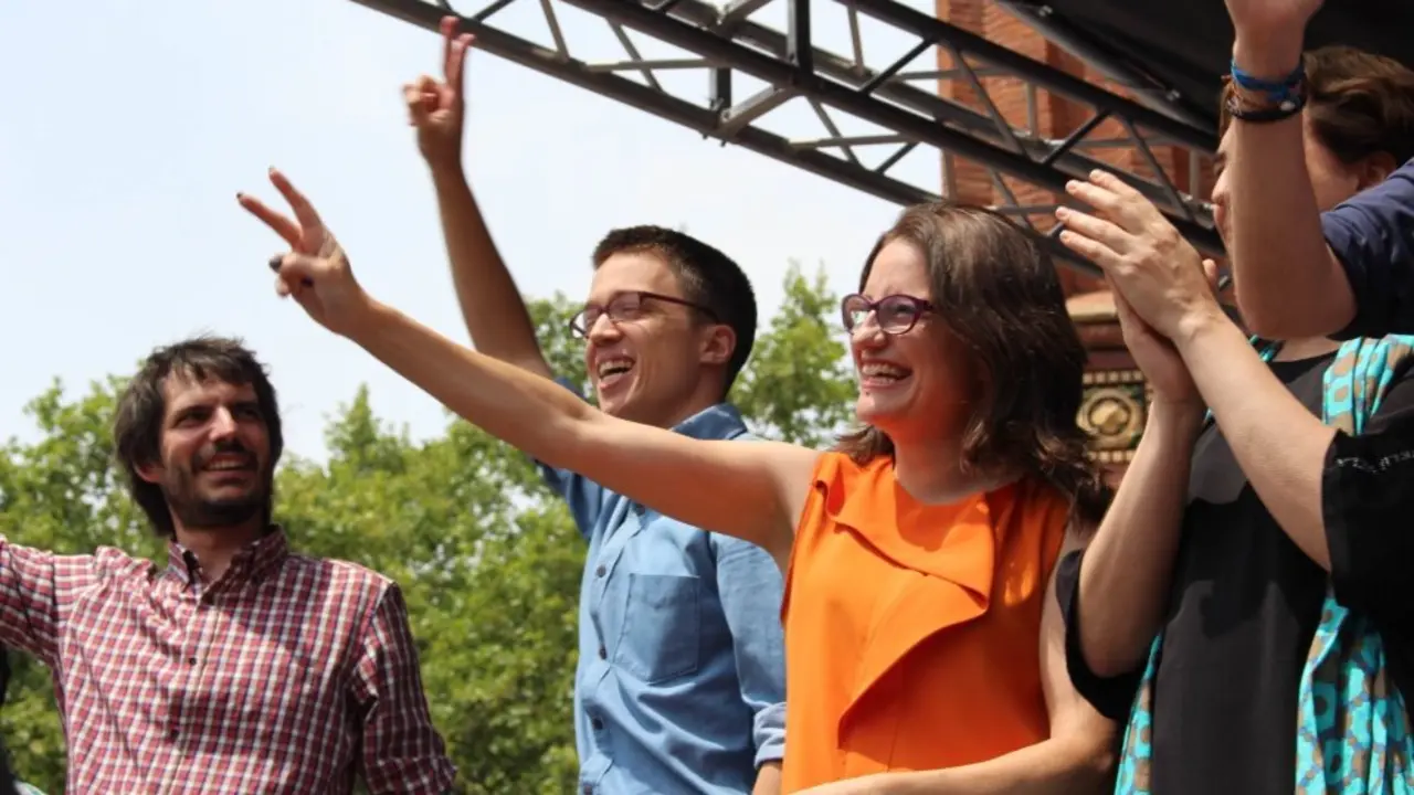 Ernest Urtasun, &Iacute;&ntilde;igo Errej&oacute;n y M&oacute;nica Oltra, en un acto de campa&ntilde;a de Sumar. / EP