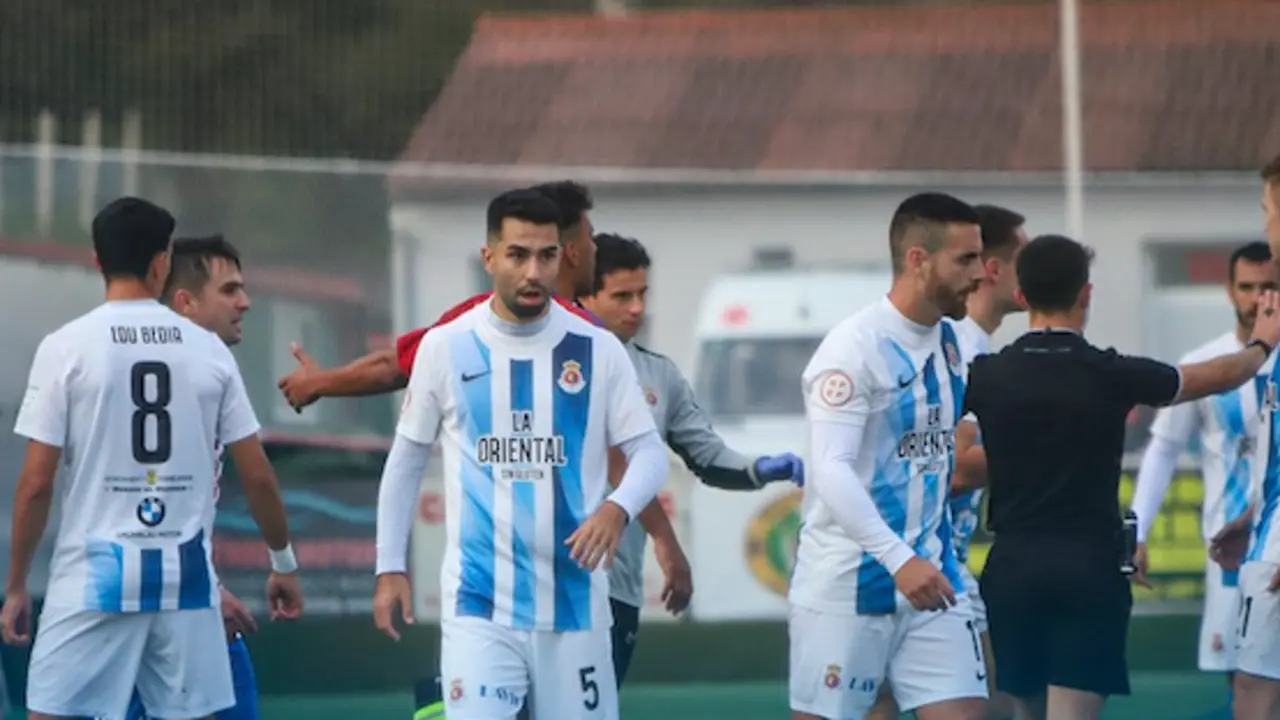 Los jugadores de la Gimn&aacute;stica durante el partido frente al Llanera. / RSGT